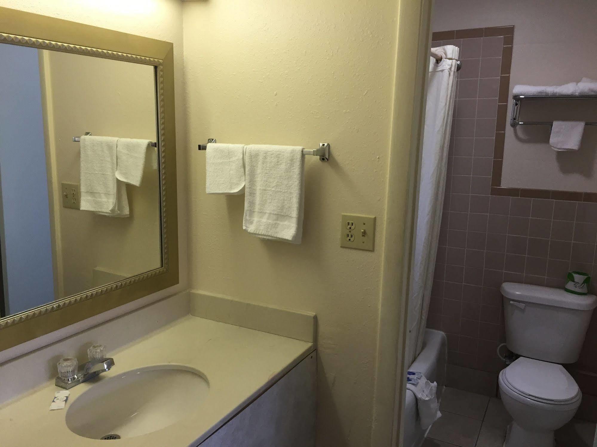 Economy Inn St. James Luaran gambar