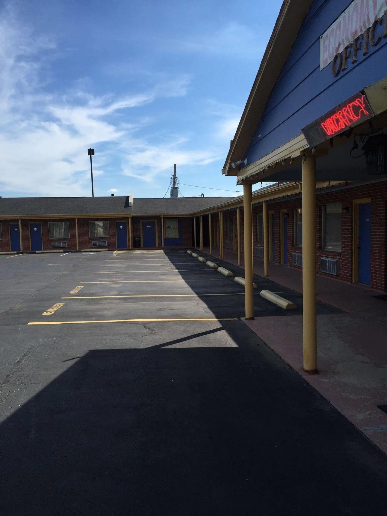 Economy Inn St. James Luaran gambar